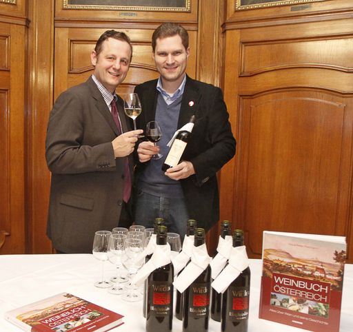 http://pressefotos.at/m.php?g=1&u=52&dir=201011&e=20101125_y&a=event
Weinbuch Österreich. V.l.n.r.: Hubert Krenn (Buchverleger), Dr. Klaus Postmann (Autor und Journalist ).