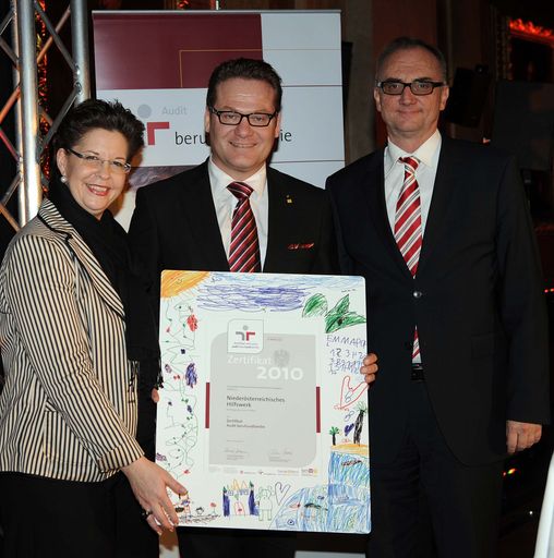 Staatssekretärin Christine Marek überreicht das Zertifikat "audit berufundfamilie" an NÖ Hilfswerk-Geschäftsführer Mag. Gunther Hampel und Mag. Wolfgang Schabata.