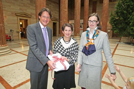 BZÖ-Bündnisobmann Klubobmann Josef Bucher und die Obfrau des Vereins Familiezukunft Österreich, Mag. Heidrun Tscharnutter, haben heute, Freitag, 5.000 Unterschriften von betroffenen Familien gegen die Kürzungen der rot-schwarzen Bundesregierung an Nationalratspräsidentin Mag. Barbara Prammer überreicht. Das BZÖ hat angesichts der Budgetkürzungen bei Familien, Pflegebedürftigen, Jugendlichen und sozial Schwachen die am 29. Oktober 2010 initiierte Bürgerinitiative "SOS-Familie" tatkräftig unterstützt und in allen Bundesländer Aktionstage abgehalten. Die Bürgerinitiative wird jetzt im parlamentarischen Petitionsausschuss behandelt.