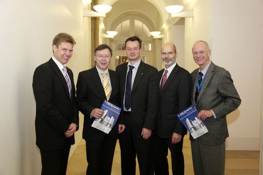 Vorschau Bild von 3. IFM-Kongress (v.l.): Thomas Köck (dm drogeriemarkt), Wilfried Hauffen (Baxter Deutschland), Prof. Dr. Alexander Redlein (IFM), Dr. Rudolf Trink (ÖenB) & Géza-Richard Horn (ehem. Carl Zeiss)