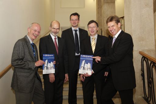 Vorschau Bild von 3. IFM-Kongress (v.l.): Géza-Richard Horn (ehem. Carl Zeiss), Dr. Rudolf Trink (ÖenB), Prof. Dr. Alexander Redlein (IFM), Wilfried Hauffen (Baxter Deutschland) & Thomas Köck (dm drogeriemarkt)