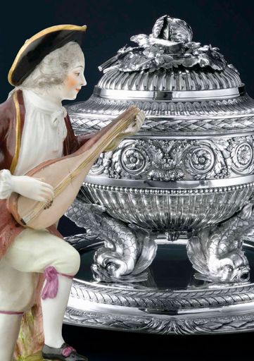 Hintergrund: Ignaz Joseph Würth (1742-1792) Runde Terrine (Kohlkopfbekrönung) und Untersetzplatte, Wien, 1779/81, Detail Privatsammlung, Paris
Vordergrund: Kaiserliche Porzellanmanufaktur (1744-1864), Wien Sängerin mit Lautenspieler, 1760/65 , Detail Umeleckoprumyslové Museum, Prag
