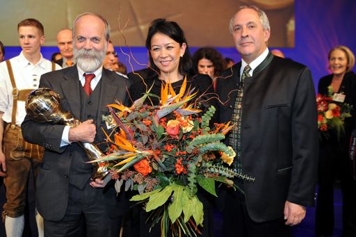Preisträger Fritz Mondl, Laudatorin Hong Nguyen (Präsidentin der Starise Group) und Energy Globe-"Erfinder" Wolfgang Neumann