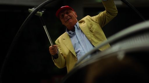  Niki Lauda spart beim Tanken.