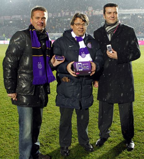  Übergabe des Fanhandys: Stefan Gubi (Geschäftsführer Vertrieb T-Mobile Austria), Wolfgang Katzian (Präsident FAK) und Paul Irbinger (Head of Marketing Samsung Electronics Austria).