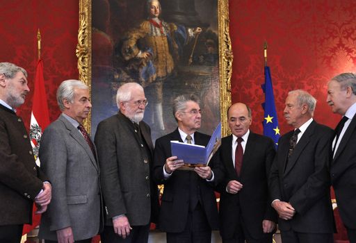 v.l.n.r.: Prof. Sepp Friedhuber (NFÖ), Reinhard Dayer (NFÖ), Herbert Jungwirth (ÖAV), Bundespräsident Heinz Fischer, Dr. Karl Frais (Vorsitzender NFÖ), Dr. Erich Wetzer (ÖAV), Peter Hasslacher (ÖAV).