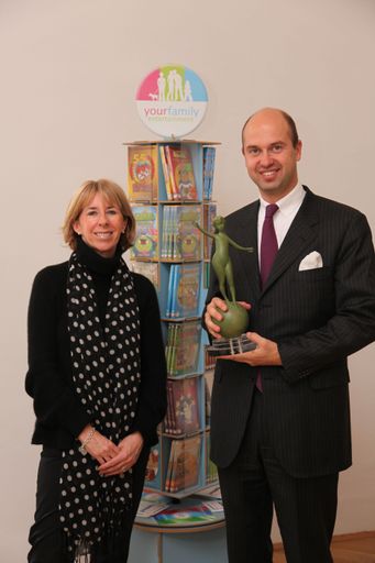  Stolz präsentieren Vanessa O'Connor (Eutelsat) und  Dr. Stefan Piech (rechts), CEO der Your Family Entertainment AG, den HOT BIRD TV Award 2010, der von dem Satellitenbetreiber EUTELSAT in Zusammenarbeit mit dem europäischen Filmfestival Eurovisioni und der Fachmesse Sat Expo am 19. November in Venedig verliehen wurde. Der Preis wurde in 11 Kategorien vergeben, für den von eine international hochkarätig besetzten Jury unter Führung von Duilio Giammaria (RAI) jeweils drei Kandidaten nominiert waren. yourfamily setzte sich in der Kategorie Kindersender gegen den in Katar beheimateten Sender Baraem und dem italienischen öffentlich-rechtlichen Spartensender Rai Gulp durch. yourfamily ist in Österreich in den Netzen von UPC, Kabelsignal, Liwest, CableLink sowie Drei eingespeist.