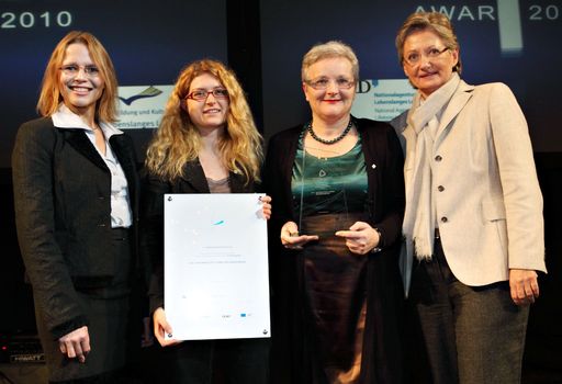  http://pressefotos.at/m.php?g=1&u=82&dir=201011&e=20101129_l&a=event
Verleihung des Lifelong Learning Award 2010 in der Kategorie Produkte an Cornelia Hackl und Monika Wild (mitte) vom Österreichischem Roten Kreuz (ÖRK), überreicht von den Bundesministerinnen Beatrix Karl (links aussen) und Claudia Schmied (rechts aussen)