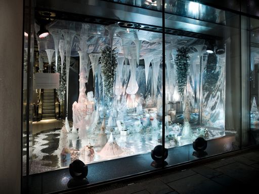 Akzente setzt die neue Stage von Gerda Buxbaum auf der Kärntner Straße in Wien: Bei "Surprise" wird die frostige Schönheit des ewigen Eises dargestellt.