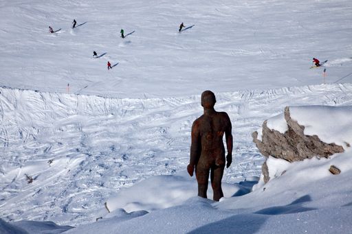  Antony Gormley, Horizon Field, August 2010 - April 2012. Eine Landschaftsinstallation im alpinen Hochgebirge Vorarlbergs, Österreich, 100 lebensgroße Abgüsse eines menschlichen Körpers aus massivem Gusseisen, verteilt über ein Gebiet von 150 Quadratkilometern.