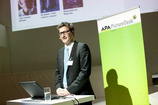 Vorschau Bild von http://pressefotos.at/m.php?g=1&dir=201012&u=84&a=event&e=20101201_p
Das neue Portal der Bildagentur APA-PictureDesk www.picturedesk.com wurde in Wien im Phoenix Supper Club vorgestellt - im Bild APA-PictureDesk-Geschäftsführer Klemens Ganner.