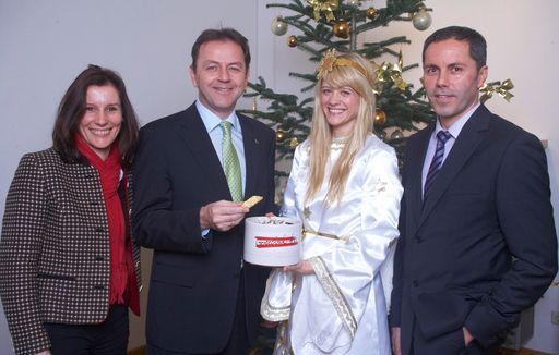  Das Weihnachtsengerl übergibt gemeinsam mit Vertretern der österreichischen Eierproduzenten gentechnikfreie Weihnachtskekse an Bundesminister Niki Berlakovich. Im Bild v.l.n.r. Monika Stauber, Landwirtin im niederösterreichischen Niederrußbach, BM Niki Berlakovich und DI Benjamin Guggenberger, Österreichische Frischeier Erzeugergemeinschaft Vertriebs-GmbH mit dem Weihnachtsengerl.