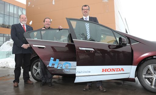  http://pressefotos.at/m.php?g=1&u=70&dir=201012&e=20101202_h&a=event
Vl.n.r.: Roland Berger (Präsident Honda Austria), Klaus Fronius (Geschäftsführer und Thomas Brachmann (Honda Research & Development Deutschland). Offizielle Testfahrt und Präsentation des Honda FCX Clarity Brennstoffzellen-Elektrofahrzeugs