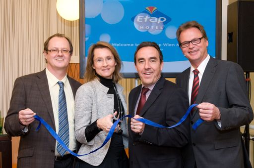 Freuen sich über das neue Flagship Haus im unteren Preissegment (v.l.n.r.): Dieter Lugstein (Hoteldirektor des Etap Wien Messe, Christine Ravanat (Markendirektorin Etap weltweit), Stéphane Engelhard (Accor Österreich COO) und Hannes Lechner (Regionaldirektor Accor Österreich für das Budget- und Economy-Segment).