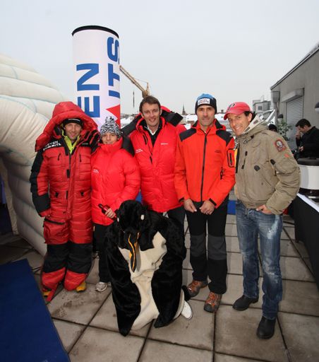  http://pressefotos.at/m.php?g=1&u=54&dir=201012&e=20101202_e&a=event
Im Bild v.l.n.r.: Alex Serdjukov, Sabrina Grillitsch, Florian Grösswang, Wolfgang Fasching, Tom Walek