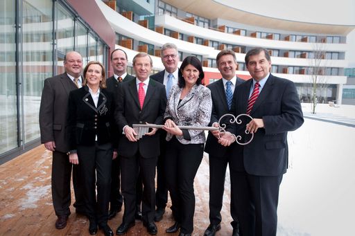 Vorschau Bild von (v.l.n.r.) Hans Warter (BGM Piesendorf), Bärbel Frey (Geschäftsführerin TAUERN SPA), Ing. Norbert Karlsböck (BGM Kaprun), Landeshauptmannstellvertreter Dr. Wilfried Haslauer, Winfried Hofer (Geschäftsführer TAUERN SPA), Landeshauptfrau Mag. Gabi Burgstaller, Mag. Dr. Günther Reibersdorfer (Generaldirektor des Raiffeisenverbandes Salzburg), Dr. Ernst Wastler (Generaldirektor der VAMED AG).