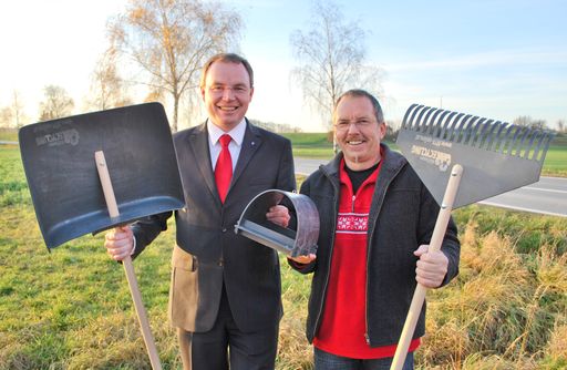 Die neue Recycling-Schneeschaufel und Gartengeräte aus alten Mülltonnen präsentieren NÖ Umweltlandesrat Dr. Stephan Pernkopf (links) und KOMUNITAS-Chefentwickler Charlie Lang.