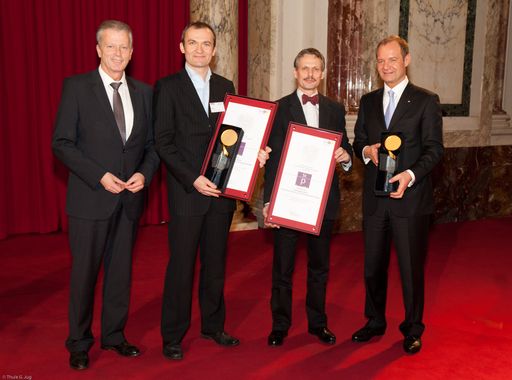 Wirtschaftsminister Reinhold Mitterlehner überreicht den Staatspreis Consulting 2010 in der Wiener Hofburg an die Wiener Linien, den VOR und  "Fluidtime" Data Services GmbH für das mobile Informationssystem qando