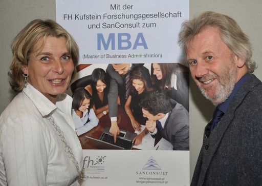  Prof. Dr. Josef Neuert, Geschäftsführer und Vize-Rektor für Forschung und Internationale Graduiertenprogramme der FH Kufstein Forschungsgesellschaft (re.), Mag. PhDr. Jutta Pfisterer-Pollhammer, Leiterin der SanConsult Management-Akademie