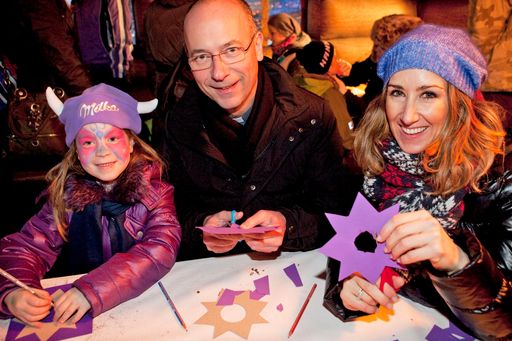 BILD zu OTS 
http://pressefotos.at/m.php?g=1&u=88&dir=201012&e=20101203_m&a=event
Wien - "Milka Weihnachtstruck" (03.12.10). Milka lädt - wie jedes Jahr - zu einem "Nikolo Wochenende" in die Wiener Innenstadt. Kinder haben die Möglichkeit zu basteln, spielen singen, den Nikolo, sowie Robert Steiner und Rolf Rüdiger zu treffen.