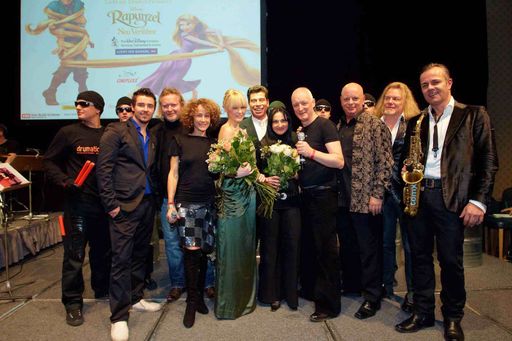 Unter der Leitung von Gary Lux wurden die Premierengäste von Drumatical, Freddy Gigele (Freddy & Tollen Käfer), Guadalajara, Gary Howard (Flying Pickets), Gary Lux, Missy May, Sandra Pires, Antoanella Prisecariu, Mat Schuh, Gregor Seberg und tomX mit einem Hitmedley von Disney für Licht ins Dunkel verzaubert.
