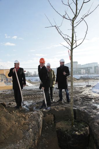 Vorschau Bild von v.l.n.r.: (Pflanzung des OBI-Apfelbaums) Erich Hohenberger/Bezirksvorsteher 3. Bezirk, Michael Vinzing / Geschäftsführer OBI, Martin Frank / Geschäftsführer UniCredit, Albert Frank/Geschäftsführer Supernova