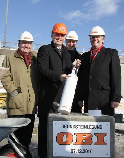  v.l.n.r.: (symbolische Grundsteinlegung): Martin Frank / Geschäftsführer UniCredit, Michael Vinzing/Geschäftsführer OBI, Albert Frank/Geschäftsführer Supernova, Erich Hohenberger / Bezirksvorsteher 3.Bezirk.