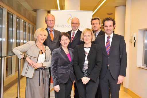  v.l.n.r.: Dr.in Helene Karmasin, Motivforscherin; Dr. Martin Gleitsmann, Leiter der Abteilung für Sozialpolitik und Gesundheit der Wirtschaftskammer Österreich und stv. Obmann der Sozialversicherungsanstalt der gewerblichen Wirtschaft; Mag.a Sonja Wehsely, Amtsführende Stadträtin für Gesundheit und Soziales in Wien; Dr. Gerald Bachinger, Sprecher der Patientenanwälte Österreichs; Mag.a Claudia Dannhauser, Die Presse; Mag. Peter Kranz, Leiter Krankenversicherung, Wr. Städtische Versicherung; Dr. Michael Heinisch, Geschäftsführer der Vinzenz Gruppe