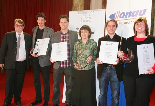 http://pressefotos.at/m.php?g=1&dir=201012&u=68&e=20101207_f&a=event
Am 7. Dezember öffnete die Wiener Hofburg ihre Türen für die Donau Versicherung Falstaff-Rotweigala. Von 15 bis 20 Uhr präsentierten 93 österreichische Rotweinwinzer rund 280 Spitzenkreszenzen und ehrten die Falstaff-Siegerwinzer sowie die Gewinner der Donau Versicherung Reserve Trophy 2010. 
Im Bild v.l.n.r.: Peter Moser (Falstaff Chefredakteur), Andi Kollwentz (Weingut Kollwentz, 3. Falstaff-Sieger), Clemens Reisner und Waltraud Reisner-Igler (Weingut Hans Igler, 1. Falstaff-Sieger), Georg und Silvia Prieler (Weingut Prieler, 2. Falstaff-Sieger)