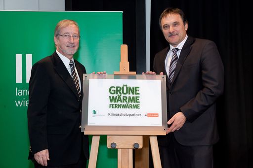  Thomas Irschik (li.), Geschäftsführer Wien Energie Fernwärme, überreicht Klimaschutzpartner-Tafel an Franz Windisch (re.), Präsident der Landwirtschaftskammer Wien