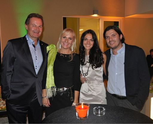 Vorschau Bild von Freudestrahlende Gesichter bei der Eröffnungsfeier zum "3. Harry's Home"