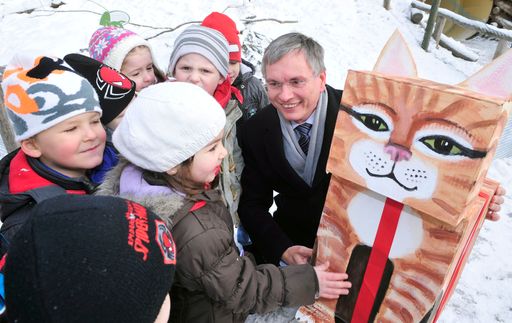 Vorschau Bild von Gesundheitsminister Alois Stöger und der Verein "Tierschutz macht Schule" präsentieren die Weihnachtsaktion "Keine Tiere unterm Weihnachtsbaum". Zu Weihnachten werden Kindern oft "lebende Geschenke" gemacht, manchmal ohne sich mit den Bedürfnissen der Tiere auseinanderzusetzen. Um Tierleid zu verhindern gibt es eine Reihe anderer, nachhaltigerer Geschenke für junge und erwachsene Tierfreundinnen und Tierfreunde.