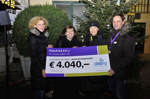 Country Managerin Barbara Wiesinger überreicht Spendenscheck an DEBRA Austria
