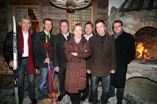 Hochkarätige Besetzung des "1. Kamingespräches in der Leutasch" (v.l.): Andreas Adam (Präsident d. Europäischen Skimarathon Verbandes), Markus Graf (Olympiaregion Seefeld), Thomas Mößmer (BM Leutasch), Moderatorin Ulrike Reisner, Sportmediziner Wolfgang Schobersberger, Klaus Grabler (MANOVA) und Andreas Reiter (ZTB Zukunftsbüro).