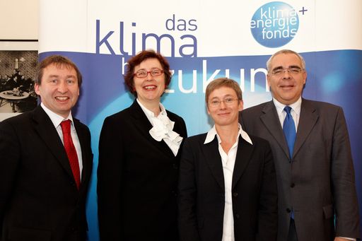 http://pressefotos.at/m.php?g=1&u=43&dir=201012&e=20101215_k&a=event
V.l.n.r.: Herbert Greisberger (ÖGUT), Klimafonds-Geschäftsführerin Theresia Vogel, Brigitte Bach (AIT) und SC Christian Weissenburger (bmvit)