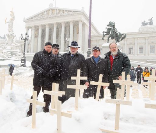 (C) annarauchenberger.com / Anna Rauchenberger -  Wien, 15.12.2010 - Die Regierung plant in den naechsten vier Jahren eine Kuerzung der Gelder fuer die operative Entwicklungshilfe um 83 Mio. EUR. Mit diesem Geld koennte die Ernaehrung von 900 000 Menschen in den aermsten Laender der Erde langfristig gesichert und 3000 Kinder vor dem Hungertod gerettet werden. Mit 3000 Kreuzen vor dem Parlament setzt 3000kinderleben.at ein symbolisches Zeichen und fordert die Abgeordneten auf, die Kuerzungen zurueckzunehmen. FOTO v.l.: Franz Kueberl, Caritas Praesident, Ferdinand Lacina, ehem. Finanzminister, Franz Fischler, Praesident des Oekosozialen Forums, Herwig Sturm, Altbischof, Gerhard Schuhmann, Augenarzt, Licht fuer die Welt.