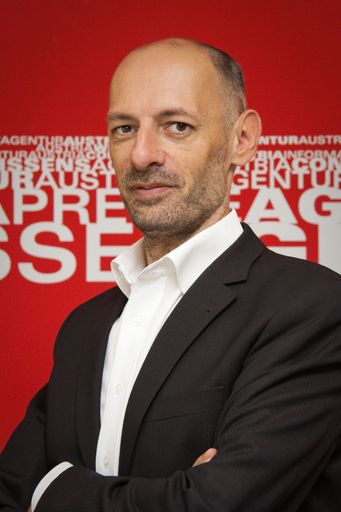 Vorschau Bild von Marcus Hebein, Leiter von APA-MultiMedia, feiert das 10-jährige Bestehen der APA-Unit