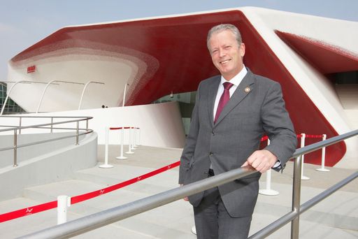  Wirtschaftsminister Mitterlehner vor dem Österreich-Pavillon der Expo2010 in Shanghai.