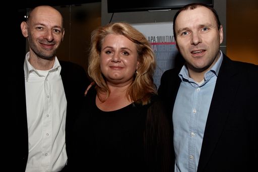 Vorschau Bild von v.l.n.r.: Marcus Hebein (stv. APA-Chefredakteur und Leiter APA-MultiMedia), Barbara Rauchwarter (APA-Unternehmenssprecherin) und Peter Kropsch (APA-Geschäftsführer) feierten im Rahmen der EBC-Weihnachtsfeier auch 10 Jahre EBC sowie 10 Jahre APA-MultiMedia.