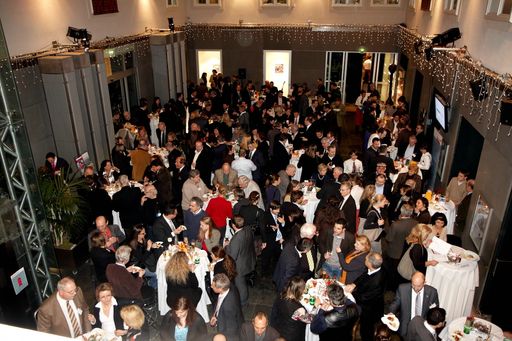 Vorschau Bild von Rund 270 Gäste aus der Medien- und IT-Branche networkten beim weihnachtlichen E-Business-Treff im Haus der Musik in Wien.