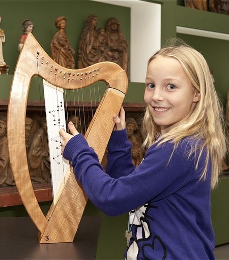 Vorschau Bild von Magdalena spielt die mittelalterlichen Noten auf einer Leier nach.