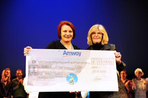  Amway-Sprecherin Gudrun-Johanna Korec-Neszmerak übergibt Spendenscheck an UNICEF-Geschäftsführerin Dr. Gudrun Berger. Anlass: Amway patronanzierte Benefiz-Vorstellung für UNICEF am 17.12.2010.