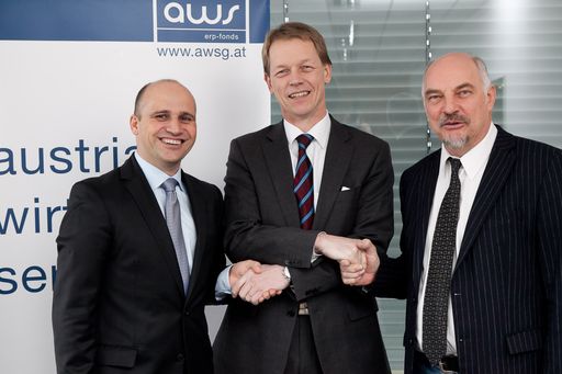 Die aws-Geschäftsführer Bernhard Sagmeister (li.) und Johann Moser (re.) freuen sich mit Christopher Hettlage (Mitte): Der Geschäftsführer der Wiener Spezialdruckerei Schönberg Label hat den 1.000 aws-Kleinkredit erhalten.