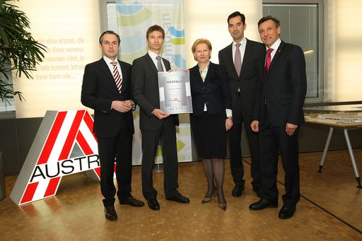  "Überreichung des Zertifikates 'Leitbetriebe Austria' an die Herba Chemosan Apotheker-AG". Im Bild vlnr: Stb. Mag. Maximilian von Künsberg-Sarre (Mitglied des Vorstands der Herba Chemosan Apotheker-AG), Dr. Andreas Windischbauer (Vorsitzender des Vorstands der Herba Chemosan Apotheker-AG), KR Brigitte Jank (Präsidentin der Wirtschaftskammer Wien), Dr. Andreas Janka (Mitglied des Vorstands der Herba Chemosan Apotheker-AG), Heinz Hoffer (Bundesgeschäftsführer Leitbetriebe Austria)