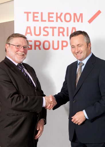 Karl-Heinz Neumann, Geschäftsführer und Direktor von WIK, (links) freut sich über Hannes Ametsreiter, Generaldirektor der Telekom Austria Group, als neues Mitglied im Wirtschaftsrat.