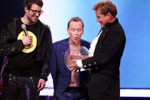 Vorschau Bild von Dieter Bohlen (re.) überraschte Stevie Starr mit zwei Goldfischen, von denen der Artist einen verschluckte und lebend wieder ans Tageslicht beförderte. Links Moderator Daniel Hartwich.       Das Erstellen von Bildergalerien ist verboten! Verwendung der Bilder für Online-Medien ausschließlich mit folgender Verlinkung:"Alle Infos zu "Das Supertalent" im Special bei RTL.de: www.rtl.de/cms/unterhaltung/das-supertalent-2010.html