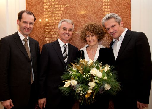 Die Direktion der Josefstadt hat am 23.12. die Ehrenmitgliedschaft des Theaters in der Josefstadt an Karla und DI Peter Pühringer im Beisein zahlreicher Ehrenmitglieder verliehen.