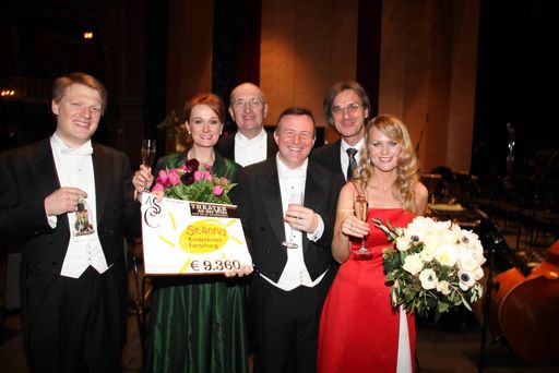 Vorschau Bild von Solistinnen Mari Eriksmoen, Colin Lee, Magdalena Anna Hofmann, Daniel Schmutzhard sowie Dirigent Erwin Ortner und Intendant Roland Geyer nach dem Silvesterkonzert auf der Bühne des Theater an der Wien.