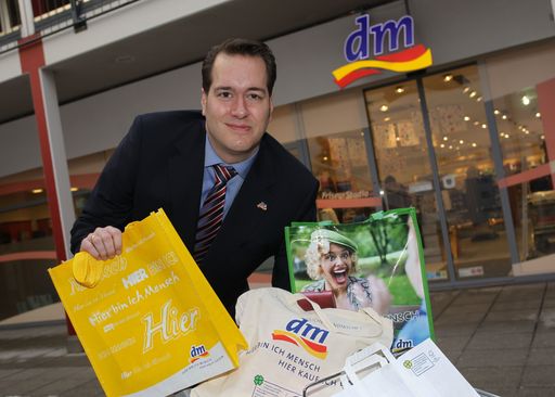dm Geschäftsführer Harald Bauer möchte seine Kunden verstärkt für Mehrwegtaschen und für die dm Baumwollpfandtasche begeistern.