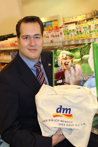 Vorschau Bild von dm Geschäftsführer Harald Bauer möchte seine Kunden verstärkt für Mehrwegtaschen und für die dm Baumwollpfandtasche begeistern.